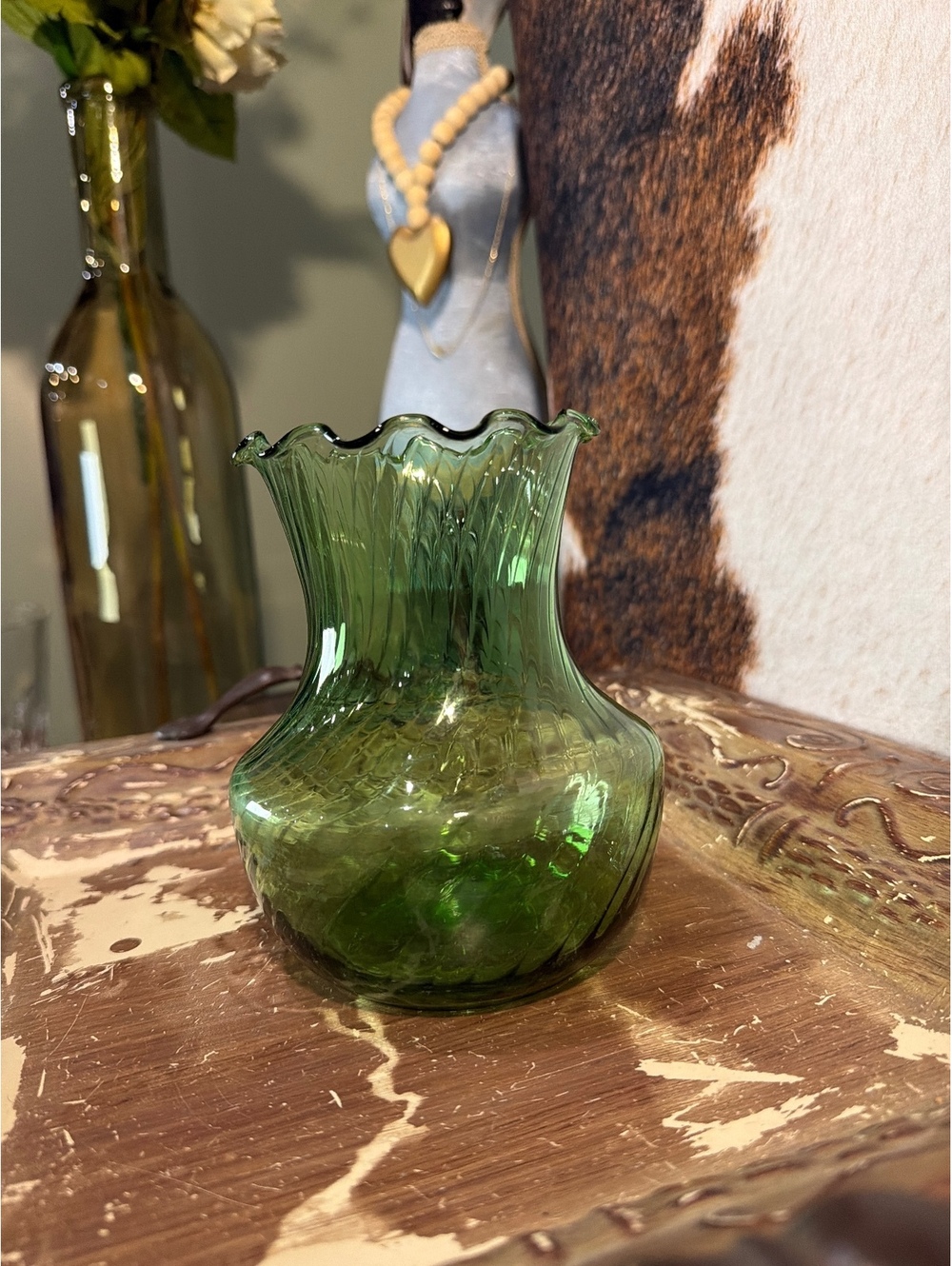 Green Ruffled Rim Glass Table Vase - Picture 2 of 6